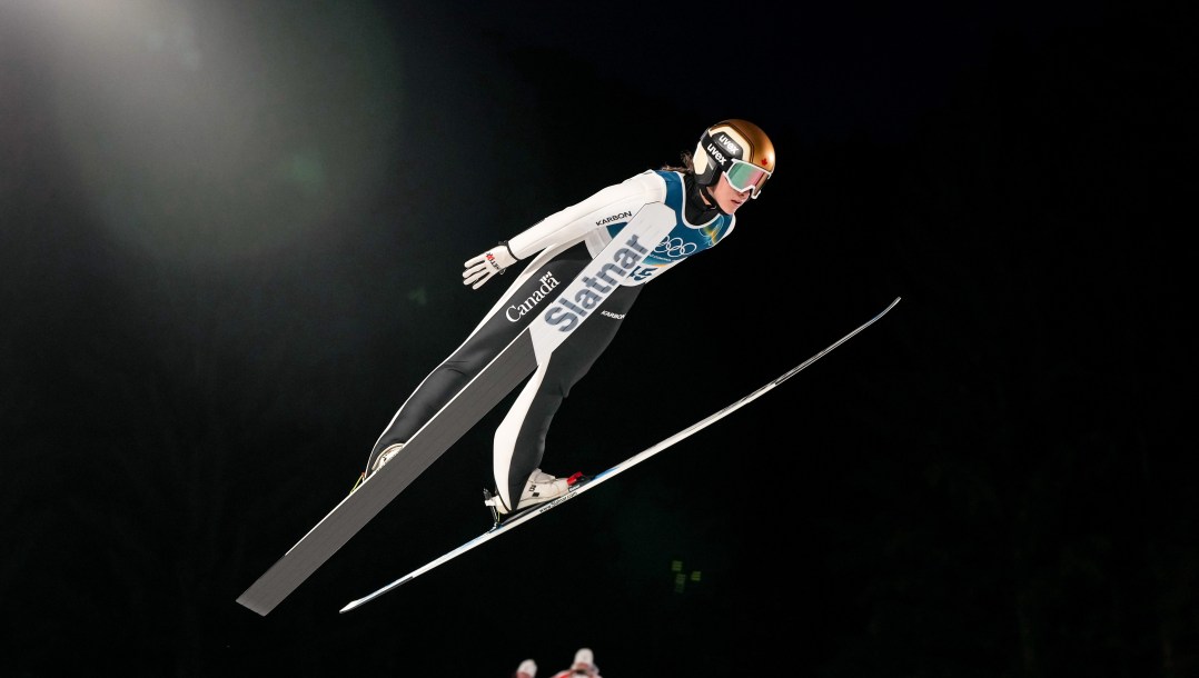Abigail Strate en action en saut à ski.