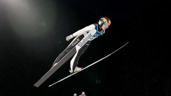 Abigail Strate en action en saut à ski.