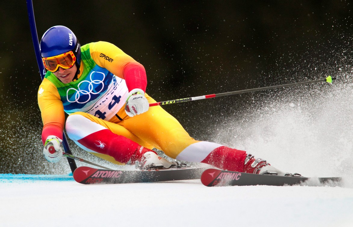 Skieur alpin descendant une pente