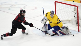 Un joueur de hockey effectue un tir au but