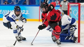 Deux joueuses de hockey en action