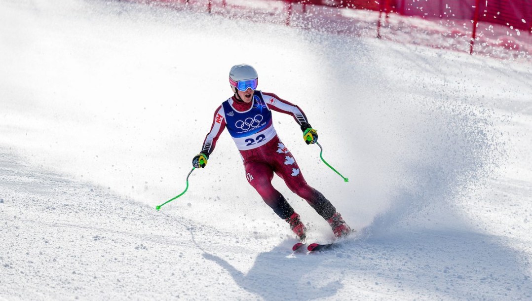 Brodie Seger termine une course en ski.