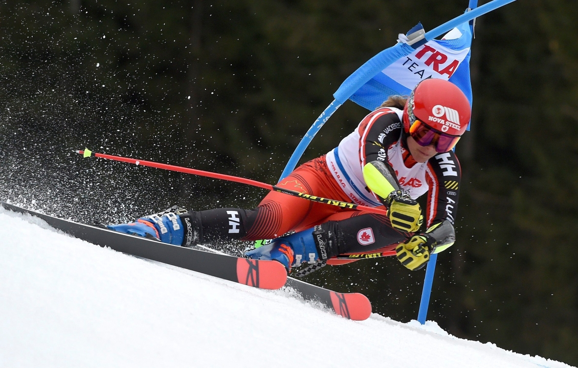 Une skieuse descend une pente