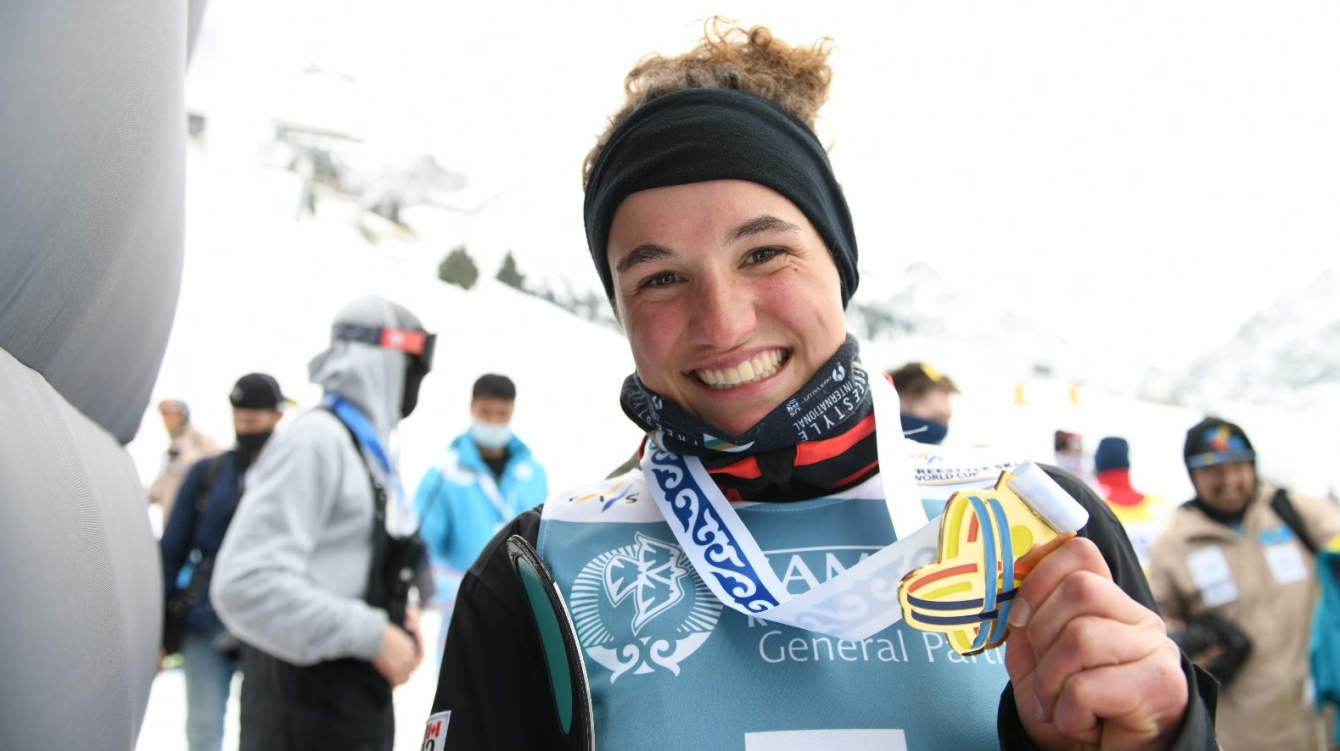 Une skieuse acrobatique montre sa médaille