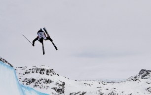 Un skieur acrobatique effectue un saut