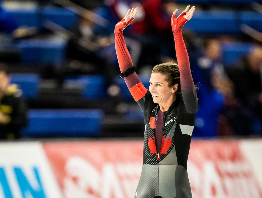 Une patineuse de vitesse salue la foule