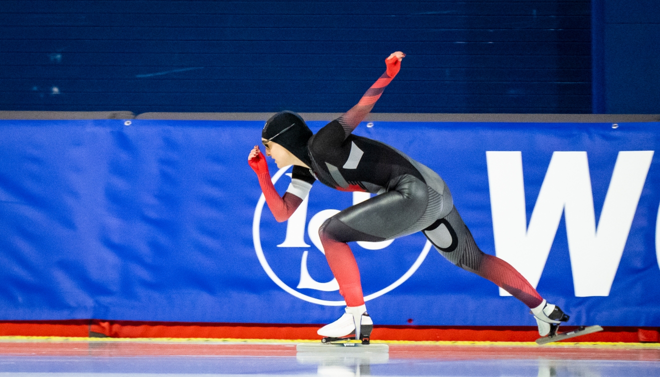 Une patineuse de vitesse en action