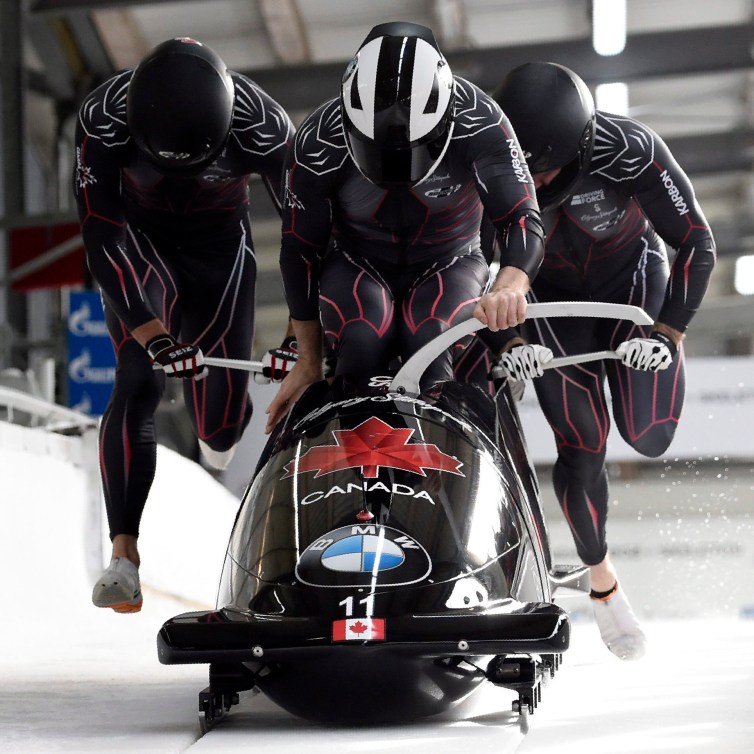 Quatre bobeurs s'élancent sur la piste