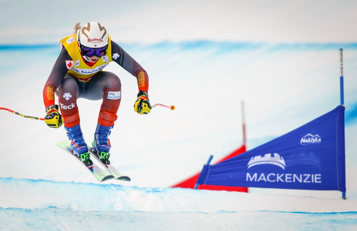 Une skieuse de ski cross en pleine descente