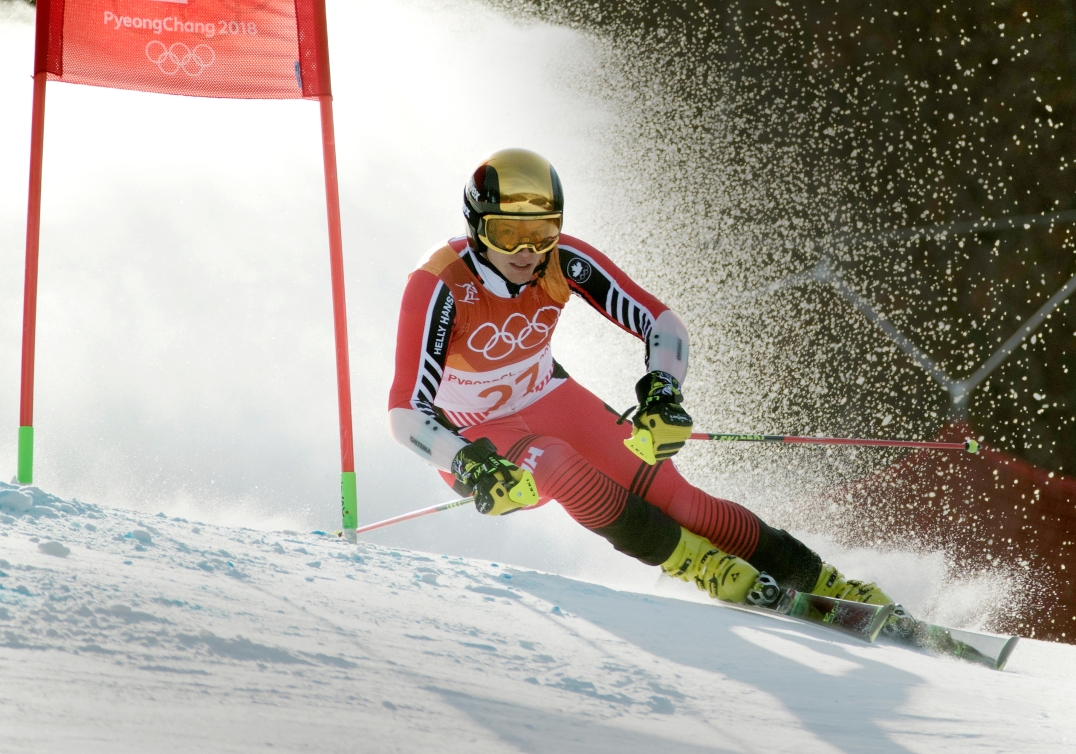 Un skieur alpin effectue un virage