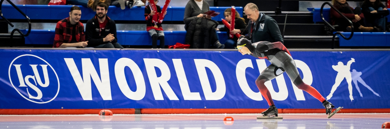 Une patineuse de vitesse en action