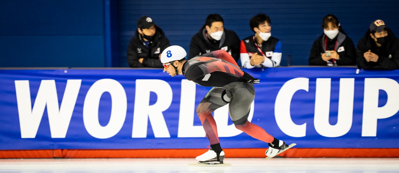 Un patineur de vitesse en action