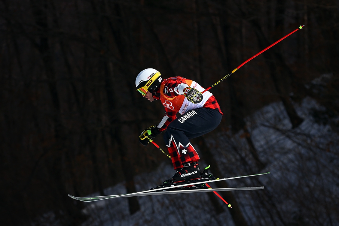 Un skieur de ski cross en pleine course