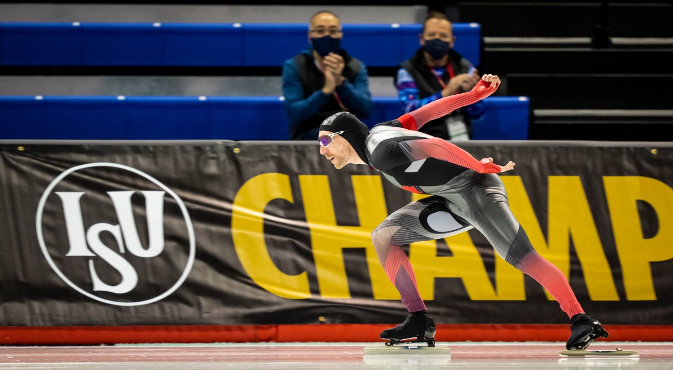 Un patineur de vitesse en action