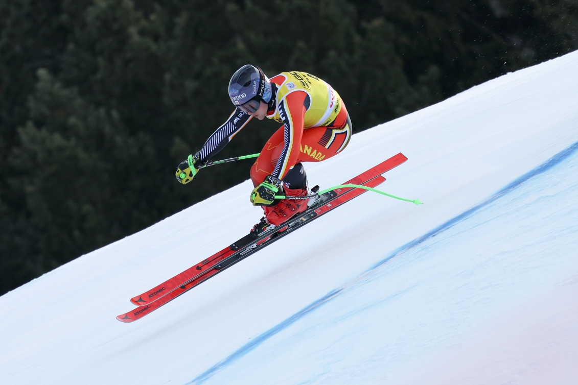 Un skieur alpin effectue sa descente