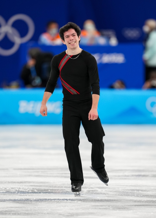Keegan Messing sourit en patinant sur la glace après son programme court.