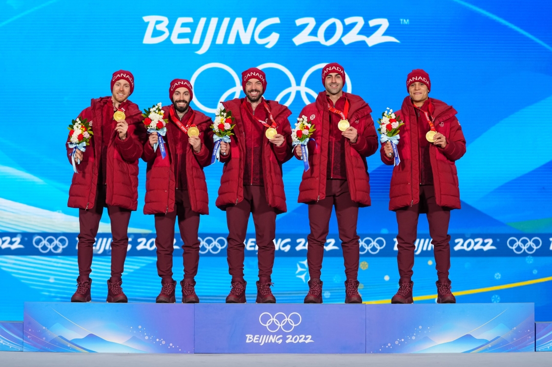 Le relais de patinage de vitesse courte piste avec la médaille d'or.