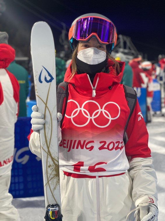 Sofiane Gagnon pose avant l'épreuve des bosses. 