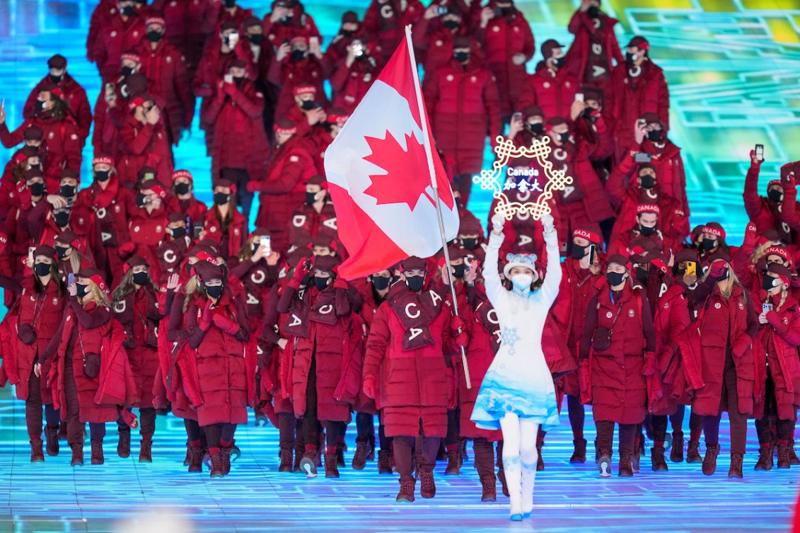 Des athlètes du Canada défilent lors d'une cérémonie d'ouverture