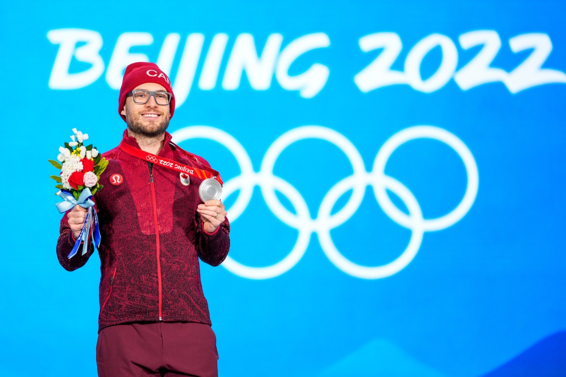 Laurent Dubreuil, sa médaille d'argent dans la main gauche et les fleurs dans la main droite.