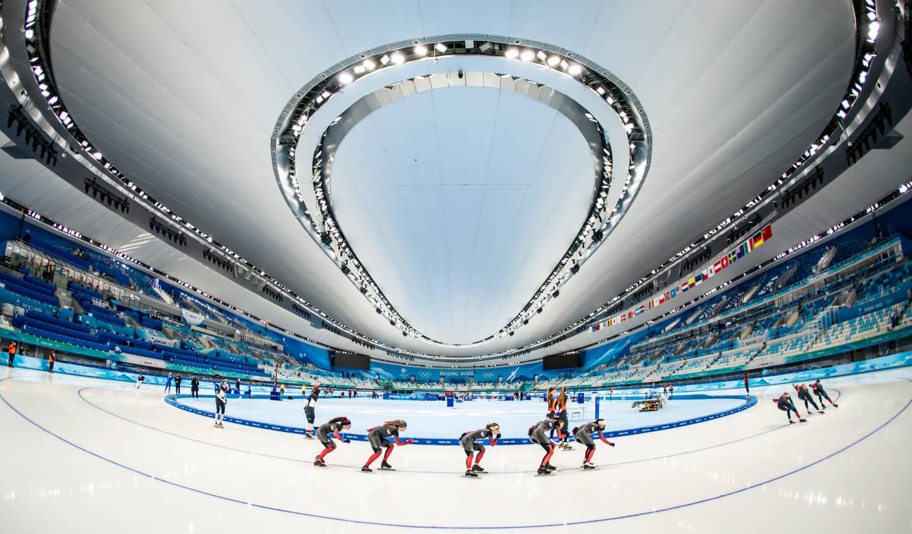 Isabelle Weidemann, Maddison Pearman, Alexa Scott, Valerie Maltais et Ivanie Blondin pendant un entraînement avec l'entraîneur Remmelt Eldering à l'Anneau national de patinage de vitesse pendant le Jeux olympiques d'hiver de Beijing 2022.