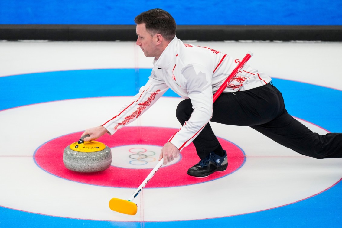 Brad Gushue jette une pierre sur la glace lors du match contre la Norvège à Beijing 2022