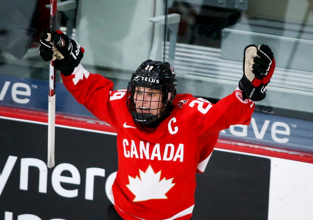 Une hockeyeuse célèbre un but gagnant.