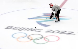 Le gardin de but Devon Levi à l'entraînement à Beijing 2022