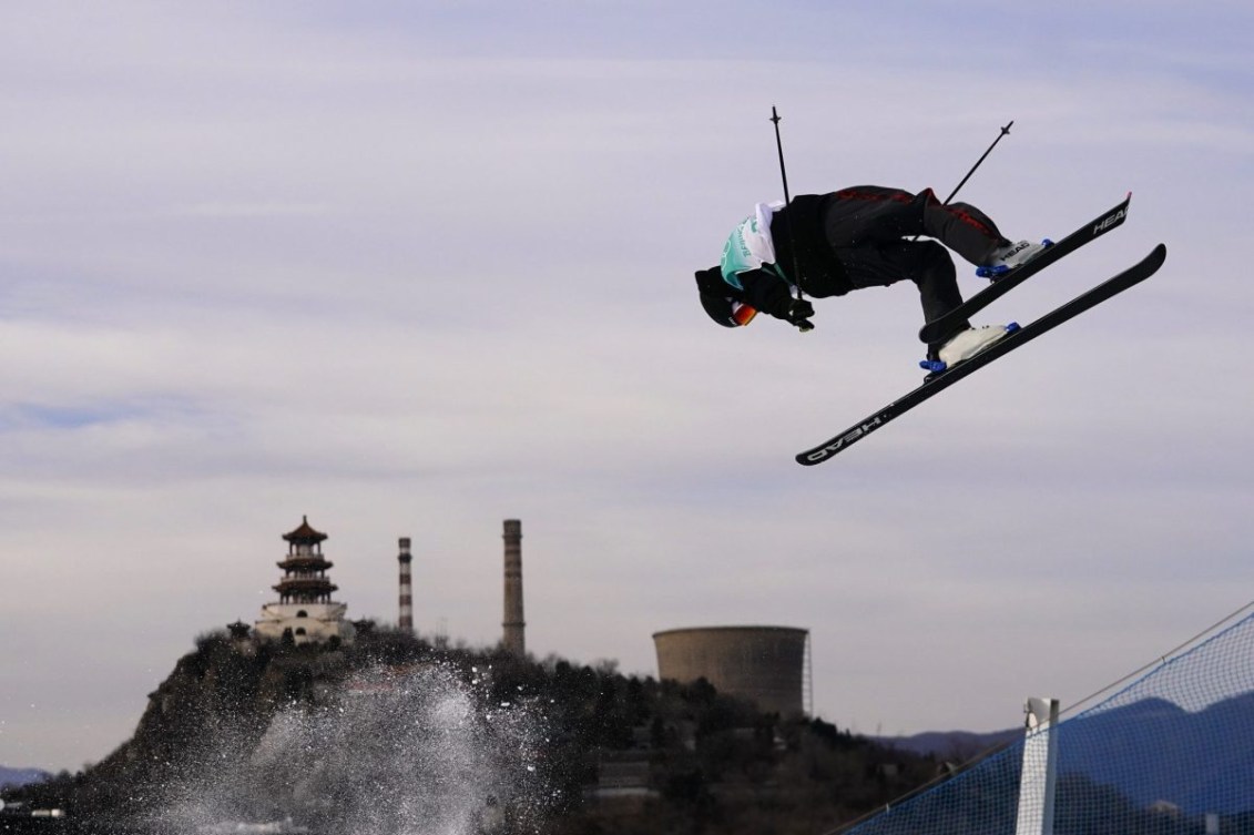 Evan McEachran en plein saut durant l'épreuve du big air à Beijing 2022