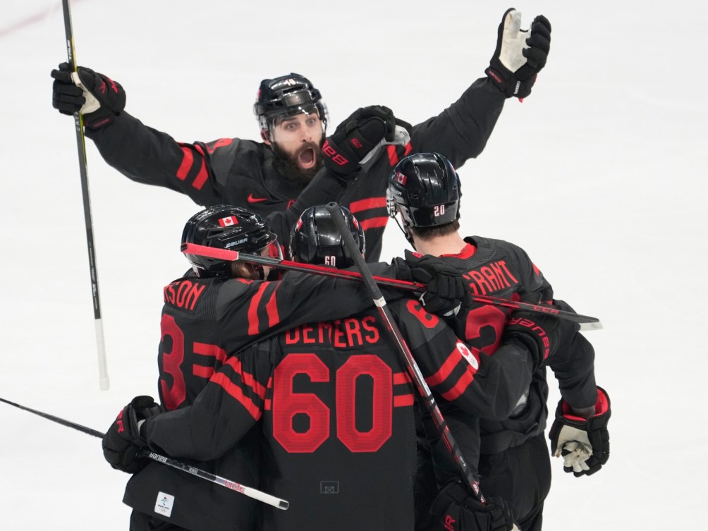 Quatre joueurs célèbrent le but d'Alex Grant lors du match contre l'Allemagne à Beijing 2022