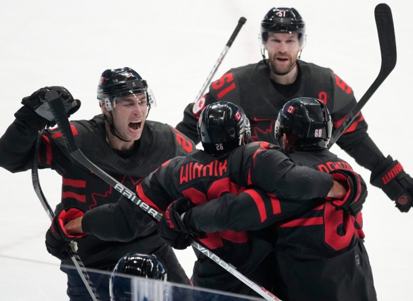 Daniel Winnik célèbre le troisième but de la partie qu'il vient de compter avec ses coéquipiers lors du match contre l'Allemagne à Beijing 2022