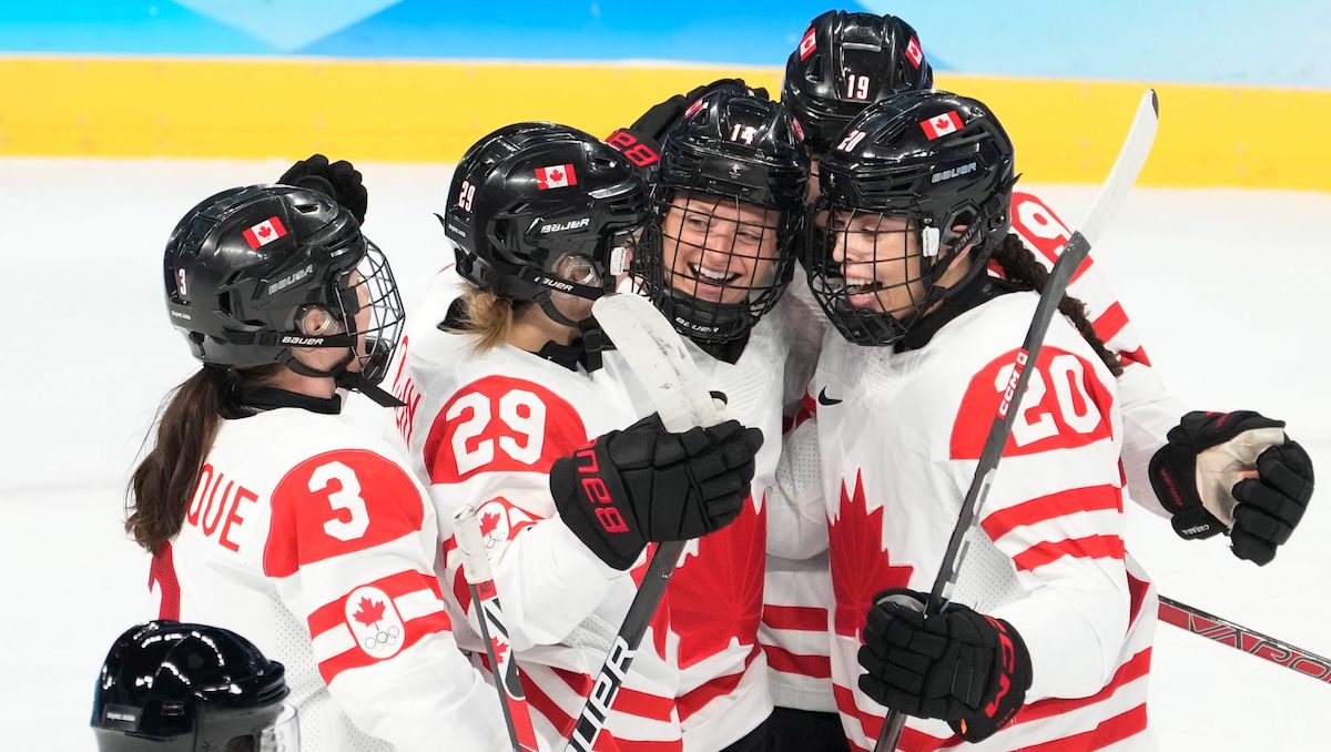 Quatre joueuses de hockey célèbrent après un but