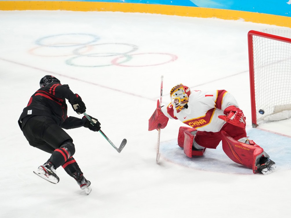 Adam Tambellini s'élance sur un tir de pénalité devant le gardien chinois.