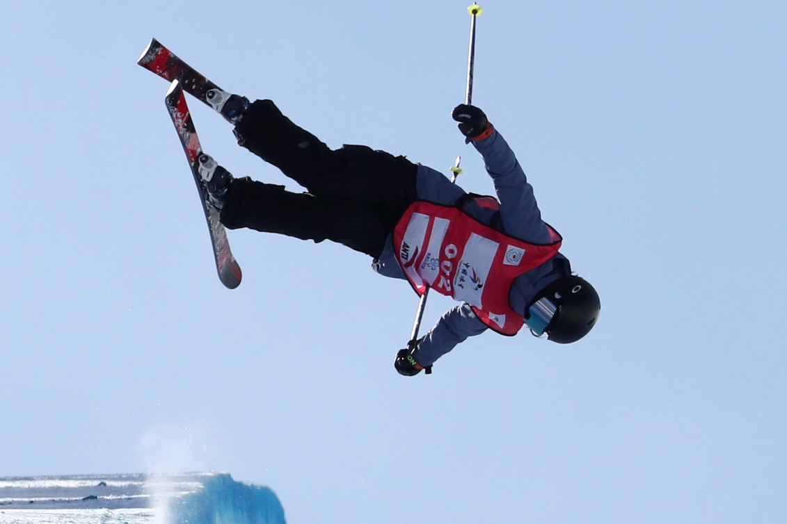 Rachael Karker exécute une figure dans les airs dans une compétition de demi-lune en ski acrobatique