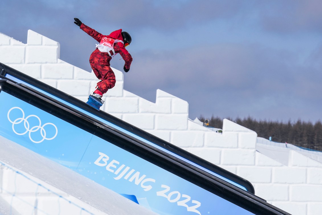 Laurie Blouin glisse sur une rampe en snowboard.