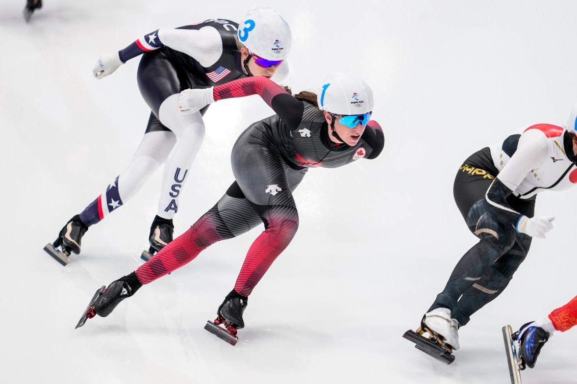 Des patineuses longue piste en action dans le peloton pendant une course de départ groupé 