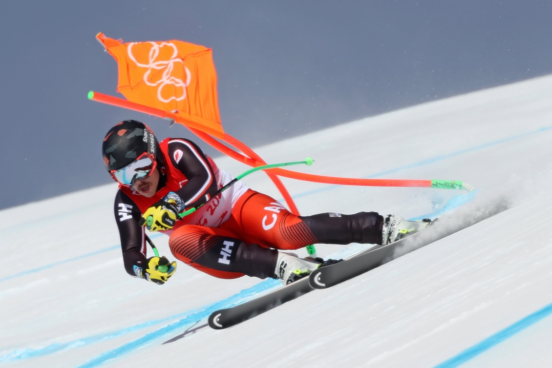 Le Canadien Jack Crawford effectue un virage en percutant une porte à la descente masculine de Beijing 2022.