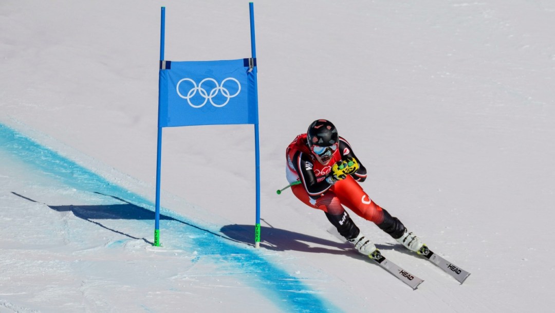 Jack Crawford sur ses skis à droite d'une porte de super-G.