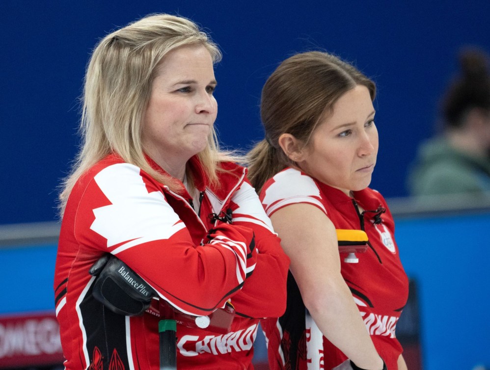 La capitaine d'Équipe Canada Jennifer Jones, à gauche, et Kaitlyn Lawes regardent le jeu d'un air déçu lors de la ronde préliminaire de curling féminin contre le Japon à Beijing 2022.