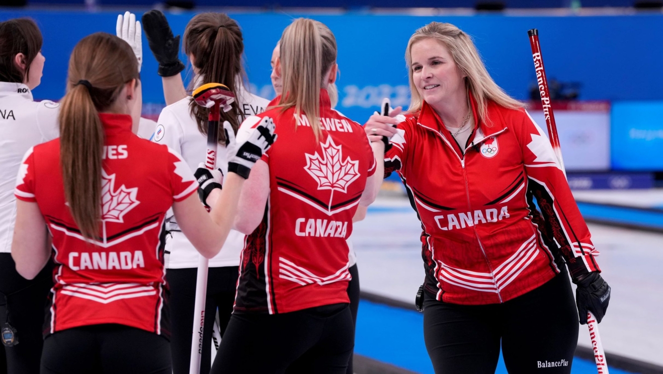 Jennifer Jones serre la main de ses coéquipères suite à leur victoire contre le Comité Olympique Russe à Beijing 2022