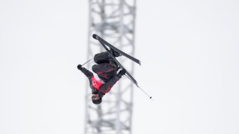 Cassie Sharpe effectue une figure dans les airs lors des qualifications à la demi-lune en ski acrobatique à Beijing 2022