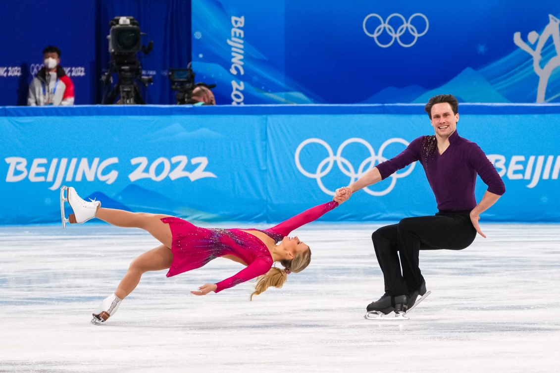 Kirsten Moore-Towers et Michael Marinaro  sur la glace.