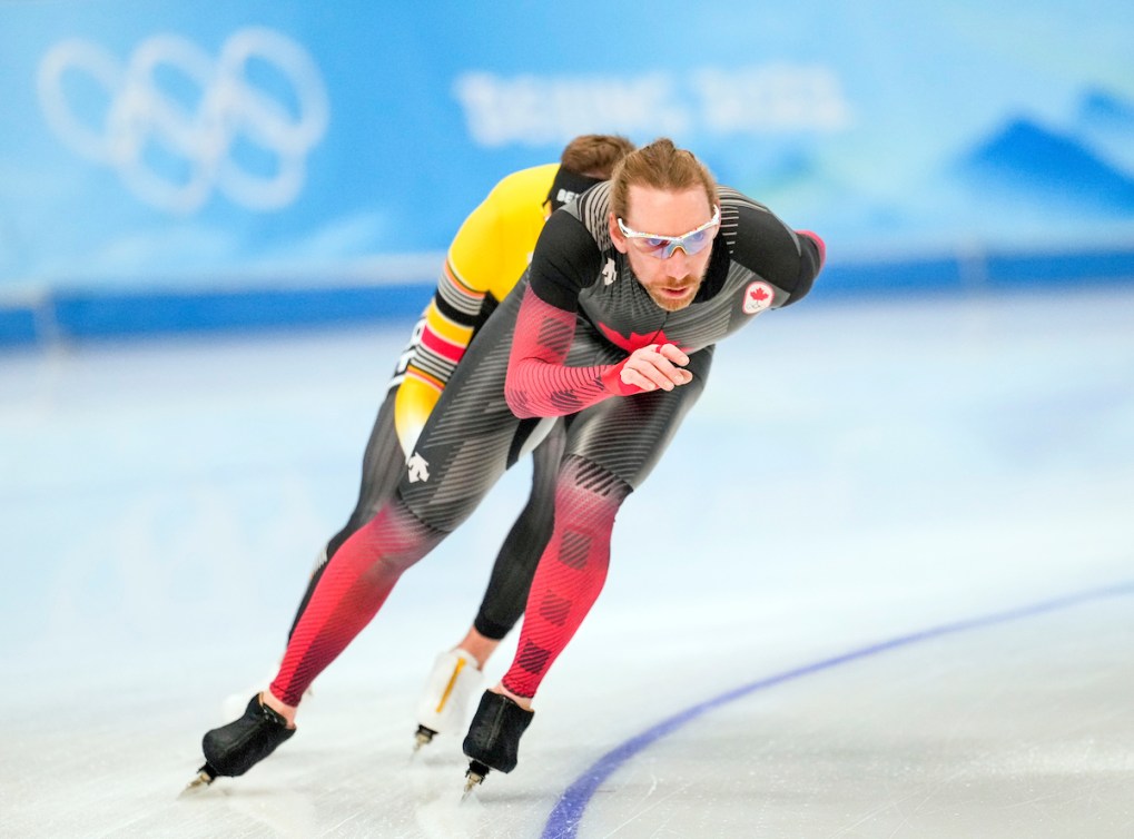 Le patineur de vitesse canadien sur longue piste Ted-Jan Bloemen participe à un entraînement avant les Jeux de 2022 à Pékin.