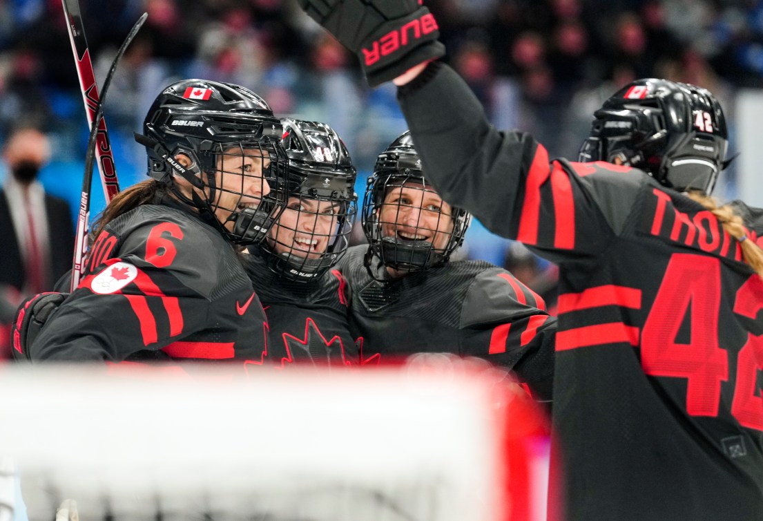 Les joueuses canadiennes célèbrent sur la glace.