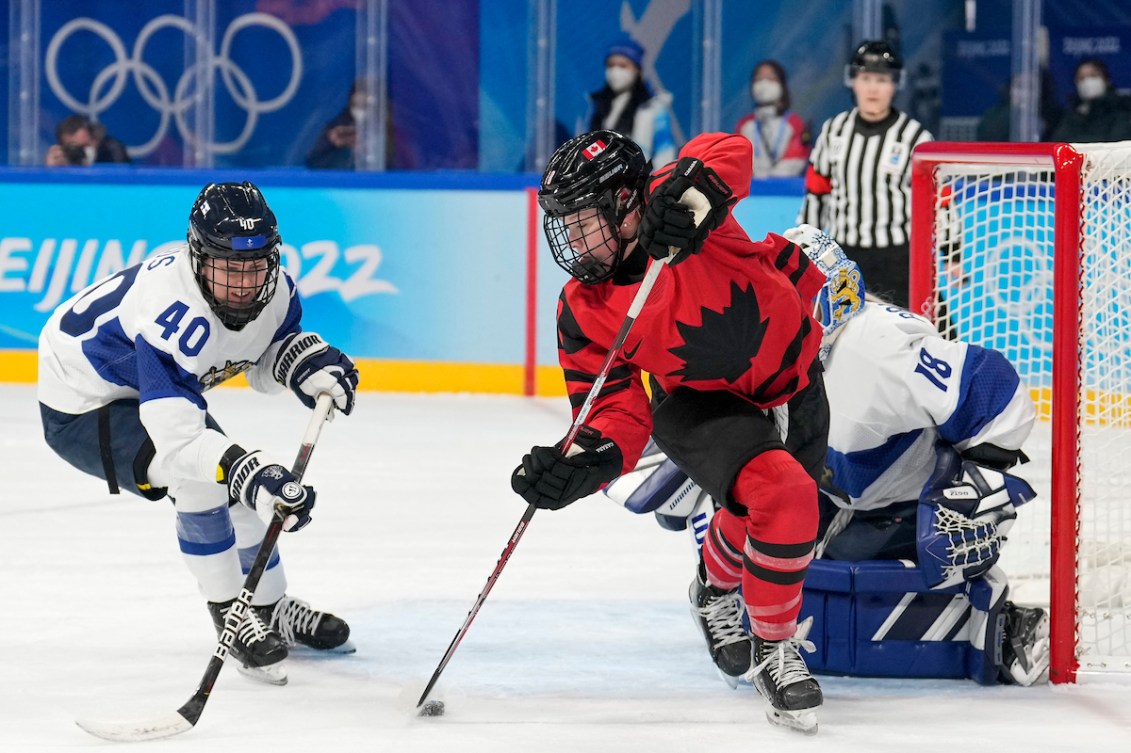 Sarah Fillier manie la rondelle devant le filet de la Finlande. 