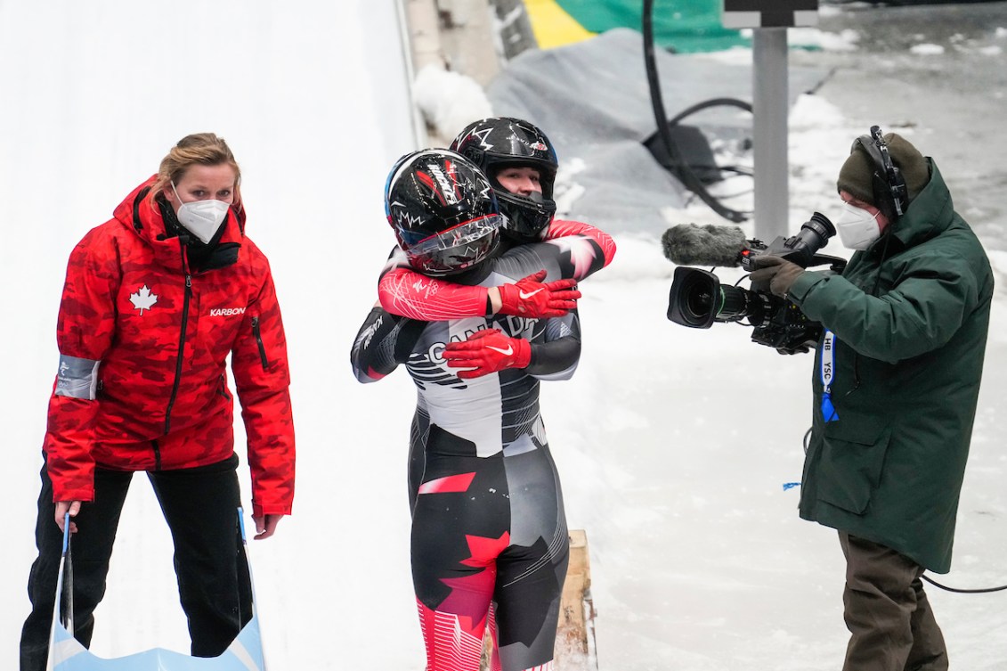 Christine de Bruin enlace sa coéquipière, Kristen Bujnowski, après avoir performé à l'épreuve de bobsleigh à 2 femmes lors des Jeux Beijing 2022.
