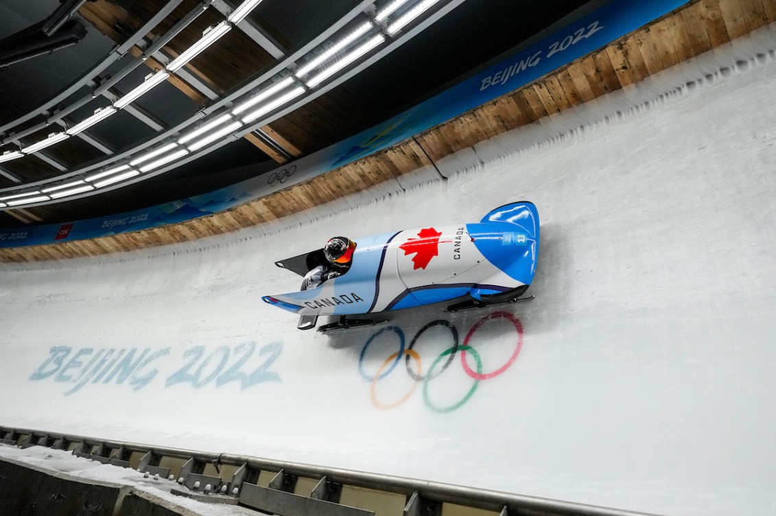 Cynthia Appiah et Dawn Richardson Wilson siègent dans leur bob en pleine course de bobsleigh à deux femmes à Beijing 2022.