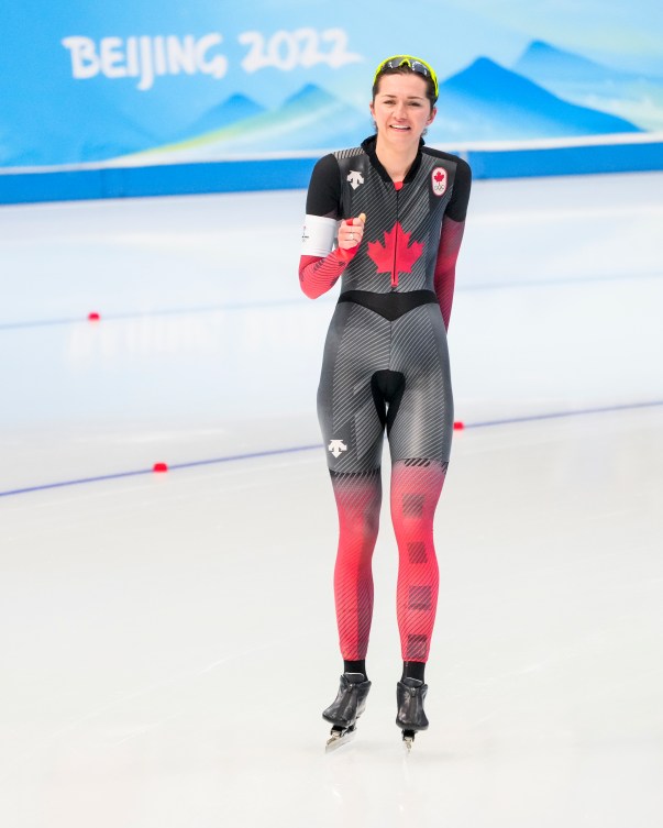 Isabelle weidemann debout sur la glace célèbre en serrant le poing droit.