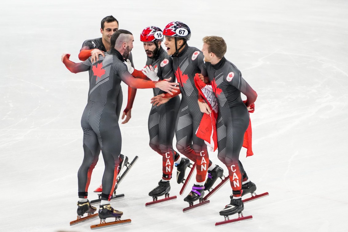 Les patineurs de vitesses réagissent en se serrant les épaules sur la patinoire.