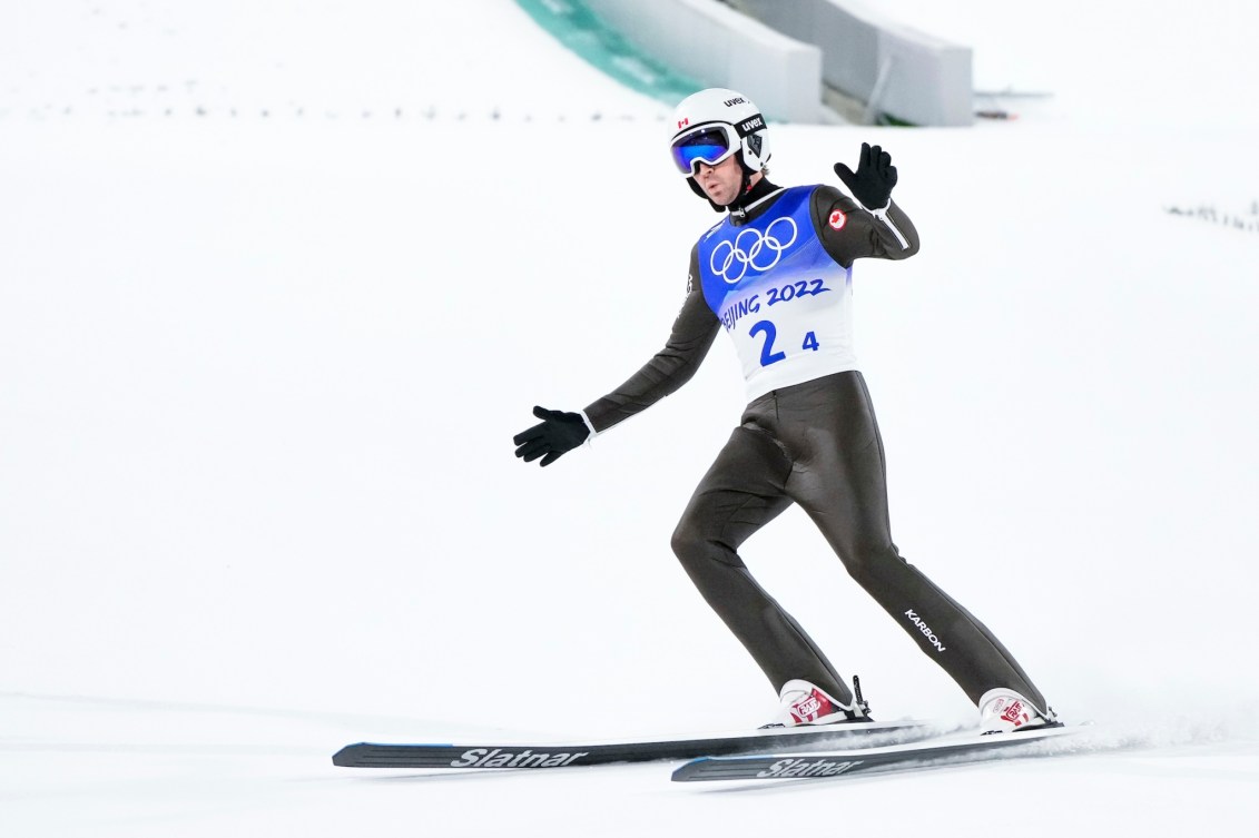 Un athlète de saut à ski célèbre son saut
